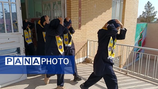 مانور سراسری زلزله در دبیرستان فرزانگان