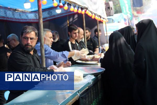 حضور باشکوه جاماندگان اربعین حسینی در شهر ری