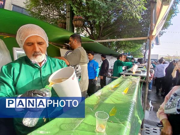 مردم شهر مشهد در روز ولادت امام رضا به خوبی از مردم پذیرایی کردند