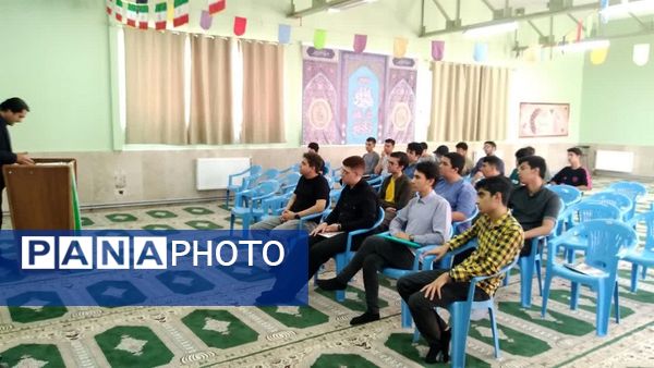 جلسه‌ مشاوره‌ای و توجیهی کنکور در دبیرستان معلم ساوجبلاغ