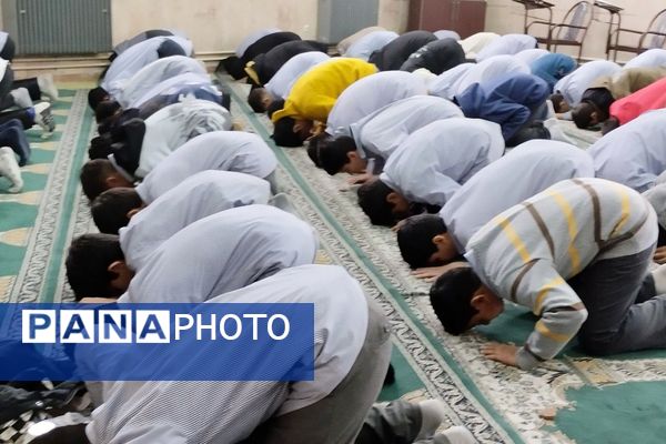 گفت‌وگوی آموزشی پس از اقامه نماز جماعت در دبیرستان شهید چمران