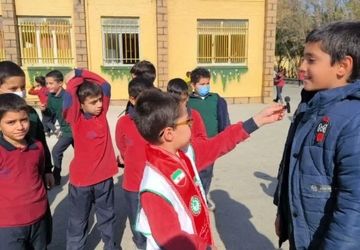 تمرین مهارت‌های زلزله توسط دانش‌آموزان دبستان حضرت مهدی (عج)