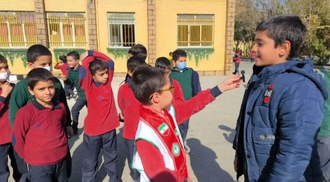 تمرین مهارت‌های زلزله توسط دانش‌آموزان دبستان حضرت مهدی (عج)