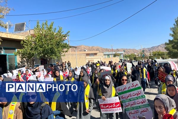 حضور حماسی دانش‌آموزان در راهپیمایی باشکوه ۱۳ آبان ماه در سورمق