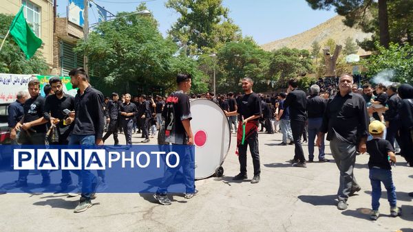 عزاداری ظهر  عاشورا در خیابان‌های شهر نیشابور 