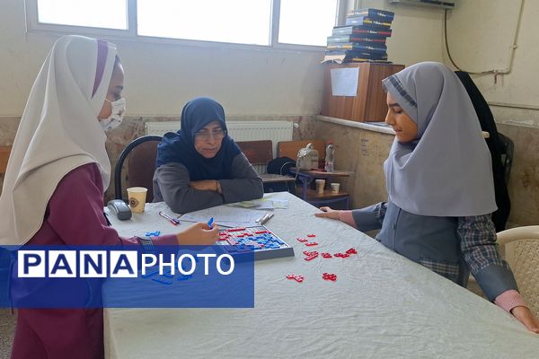 تصاویری زیبا از تمرکز دانش‌آموزان دختر در المپیاد رویش ناحیه۳ شیراز 
