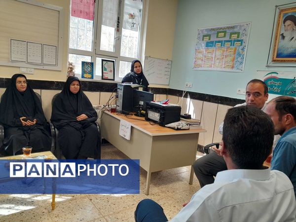 جلسه انجمن اولیا و مربیان در دبیرستان مادرمهربان خلیل آباد