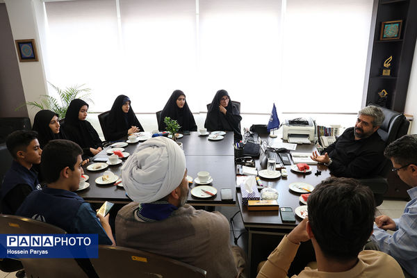 دیدار دانش‌آموز خبرنگاران پانای البرز با مدیرعامل خبرگزاری پانا