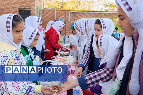 برپایی بازارچه کسب‌و‌کار در مدرسه شهدای پانزده خرداد قرچک