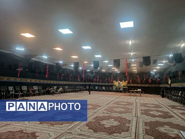 سیاه پوش کردن و آماده سازی  فضای دبیرستان فرزانگان برای  عزاداری هیئت فرهنگیان نیشابور  