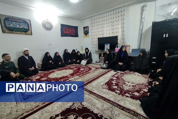 دیدار دانش‌آموزان مدرسه نمونه دولتی شهیدی با مادر شهید مجید زارعی به مناسبت روز مادر