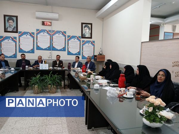  اولین نشست هم اندیشی مدیران متوسطه دوره دوم در دبیرستان مهشید مصلی نژاد