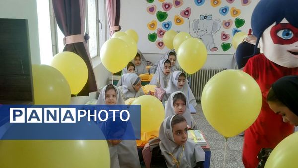 جشن شکوفه‌ها در مدرسه پیک انقلاب ناحیه 2 کرج