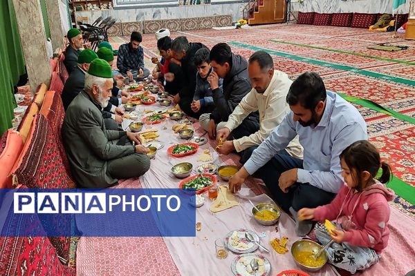 اعتکاف دانش‌آموزی در مسجد جامع شهر بار نیشابور 