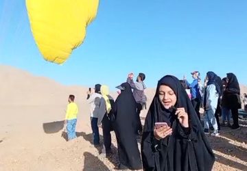 چهارمین گردهمایی خلبانان پاراگلایدر در صحرای چغاد شهرضا