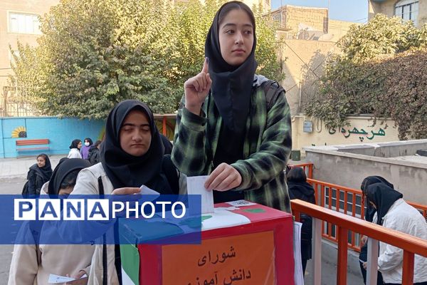 جوانه های دموکراسی در قدس؛شور وهیجان دانش آموزان قدس در انتخابات شورای دانش آموزی