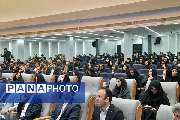 نشست فصلی مدیر منطقه با مدیران مدارس؛ تأکید بر هماهنگی و ارتقای کیفیت آموزشی