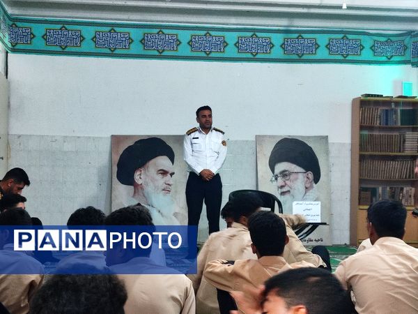 آموزش پیشگیری‌های اجتماعی در دبیرستان پسرانه جزیره بوموسی 