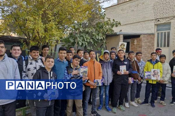 نواختن زنگ هفته بسیج در دبیرستان عرفان