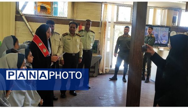 تبریک به پدران شاغل نیروی انتظامی توسط دانش‌آموزان مدرسه شاهد خیر سجادی