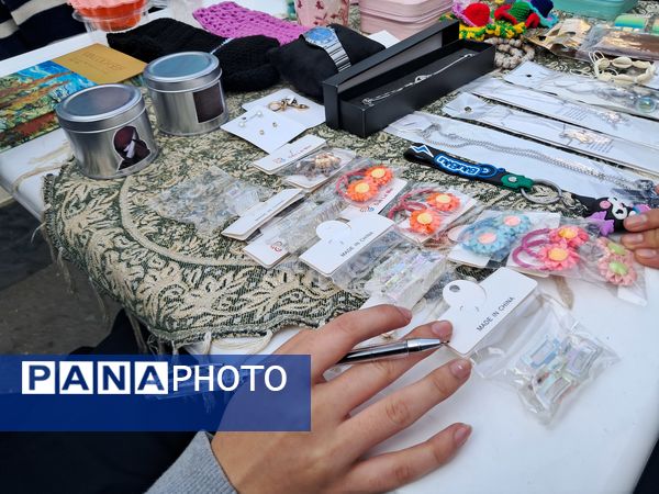 بازارچه دست‌ساخته‌های دانش‌آموزی در دبیرستان بهار آزادی قائمشهر