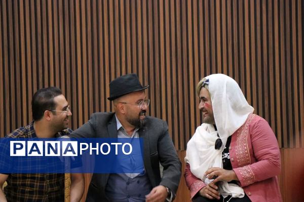 آیین تجلیل از اعضای ستاد سومین جشنواره استانی تئاتر خیابانی کودک و نوجوان‌ در دلیجان