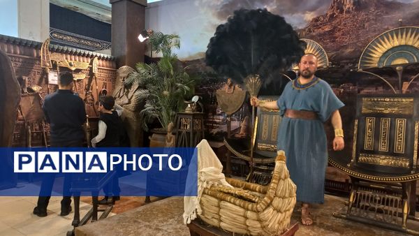 استقبال مردم از نمایشگاه بین المللی قرآن کریم در روز‌های پایانی سال