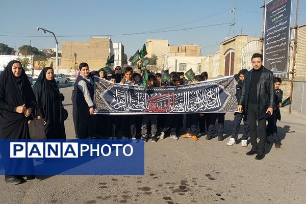 حضور دانش‌آموزان دبستان قلنبر ناحیه 2 شهرری در مراسم نوگلان فاطمی 