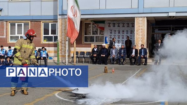بیست‌وششمین مانور سراسری زلزله و ایمنی در دبیرستان شهید مطهری ناحیه یک کرج