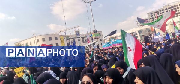 حضور پرشور دانش آموزان مشهد مقدس در راهپیمایی یوم‌الله ۱۳ آبان 