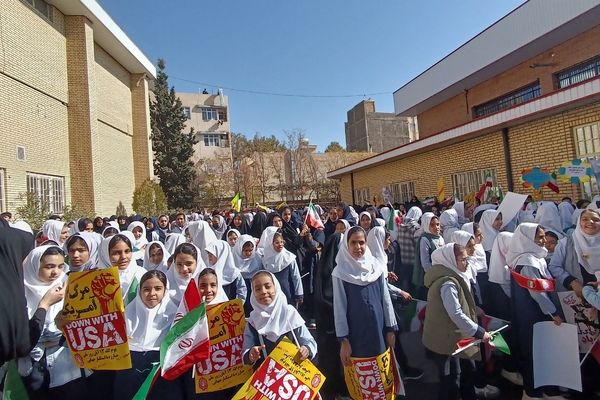 حضور پرشور دانش آموزان شهر محلات در راهپیمایی ۱۳ آبان در شهر محلات 
