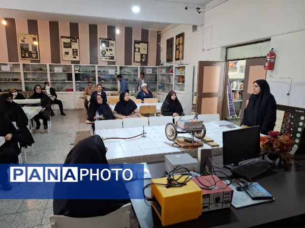 بازدید از پژوهش سرا و آزمایشگاه مرکزی رازی ناحیه ۲ در هفته مشاغل 