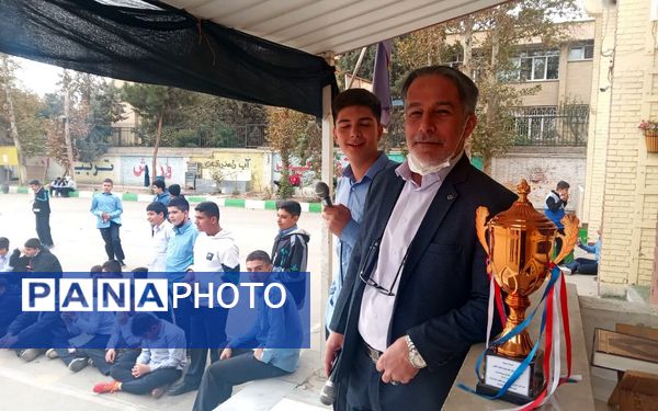 برگزاری آخرین  مسابقه فوتبال در حضور پرشور و هیجان انگیز دانش آموزان و کادر مدرسه