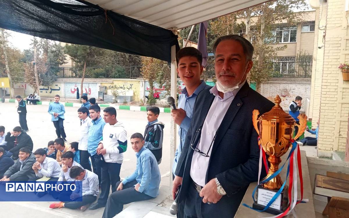 برگزاری آخرین  مسابقه فوتبال در حضور پرشور و هیجان انگیز دانش آموزان و کادر مدرسه