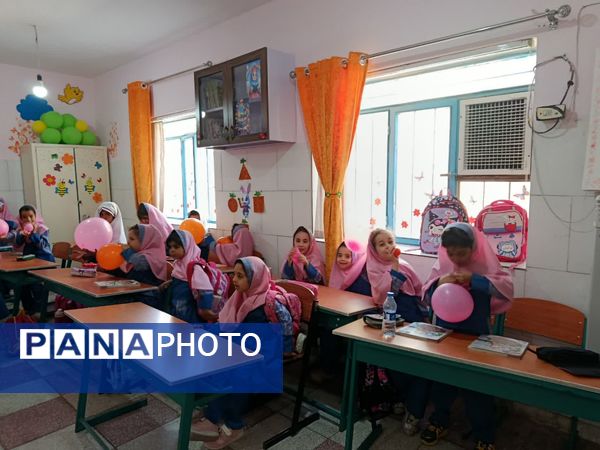 «انگشتر خوشحالی» نماد جشن روز کودک در دبستان شهید هادی آریایی ناحیه یک یزد