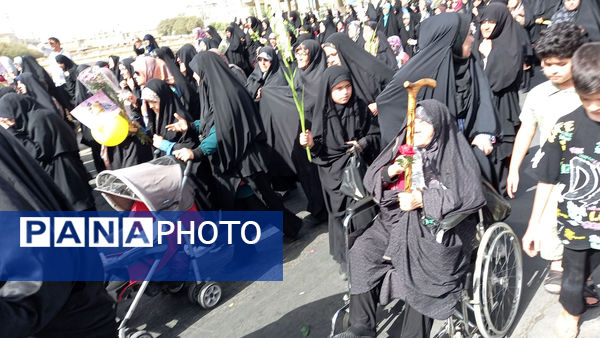 عشق و ارادت زائران حضرت معصومه(س) در قالب کاروان نمادین ورود ایشان به قم
