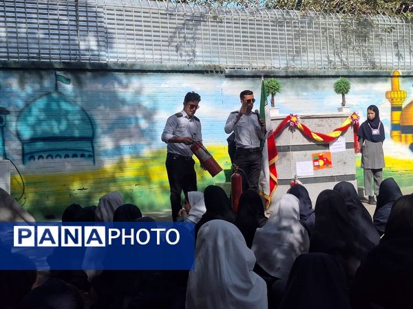 نور امید در دل آتش تجلیل از قهرمانان مدرسه مهندس رحمانی فرد در روز آتش‌نشان