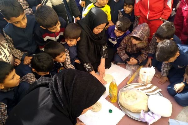 آشنایی دانش‌آموزان دبستان حضرت قاسم(ع) با شیوه پخت نان در مدرسه