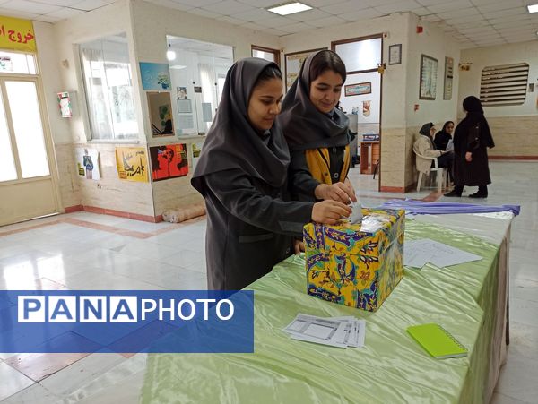 انتخابات شورای دانش آموزی در دبیرستان دخترانه ۱۳ آبان