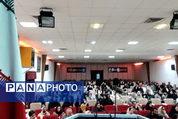 کارگاه آموزشی ویژه والدین با محوریت ارتباط موثر با نوجوانان در نیشابور