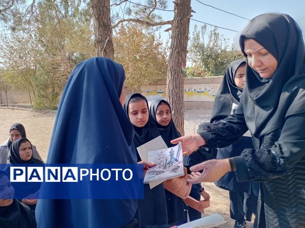 تقدیر از دانش آموزان منتخب هفته بهداشت روان در دبیرستان مادرمهربان خلیل آباد