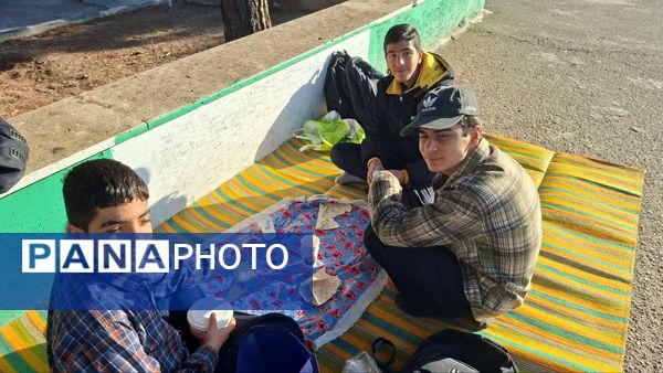 حال و هوای دانش‌آموزان دبیرستان شهید صدر کهک در یک صبح پاییزی