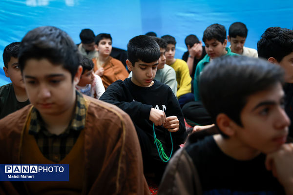 اعتکاف دانش‌آموزی در مسجد امام عصر (عج)