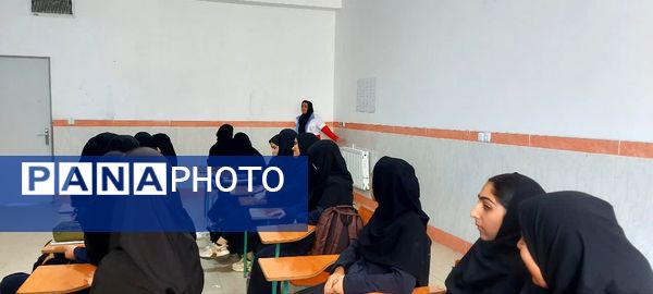 گرامیداشت هفته پدافند غیر عامل در دبیرستان نمونه دولتی برکت خاتم