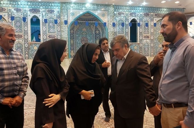 حضور نماینده مجلس شورای اسلامی در بین نمازگزاران و پیگیری حل مشکلات آن‌ها 