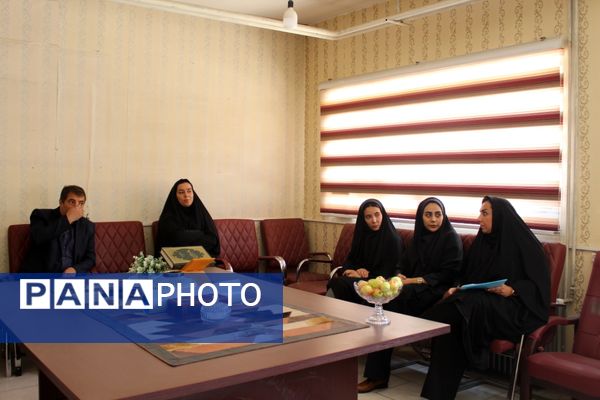 هنرستانی ها در نقش تولید کننده،دوخت لباس فرم دانش آموزان به دست هنرستانی های قدس