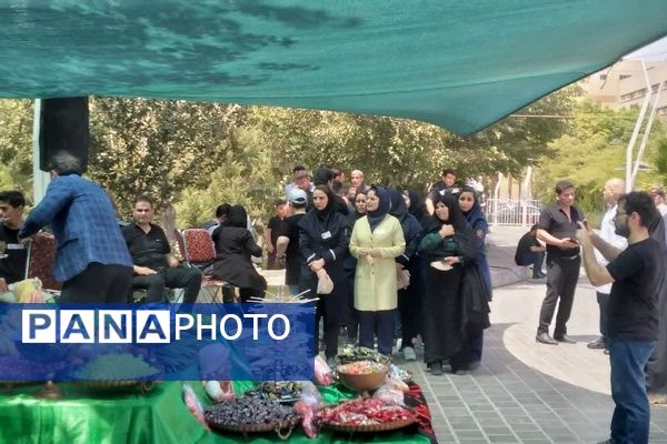 برپایی سفره‌ی احسان در محوطه بیمارستان فوق تخصصی آیت‌الله یثربی کاشان