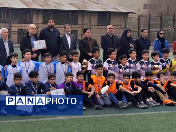 رقابت هیجان‌انگیز فوتبال دانش‌آموزی منطقه ۵ به پایان رسید