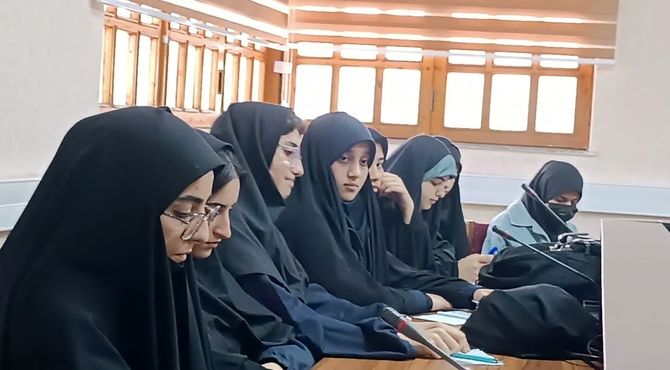 نشست فرماندار محمودآباد با دانش‌آموزان عضو شورای دانش‌آموزی 