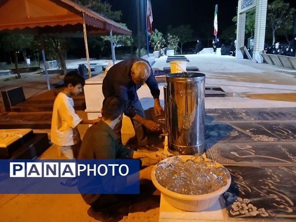 مراسم شبی با شهدا در محل گلزار شهدای روستای بزنجرد شهرستان خلیل‌آباد